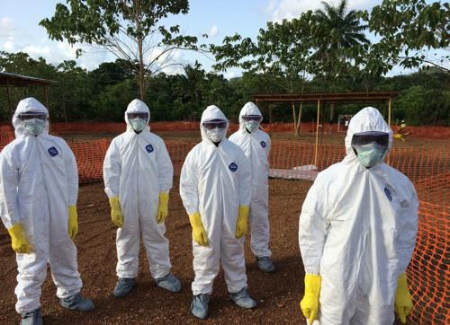 Ebola : polémique sur la mise en quarantaine des soignants